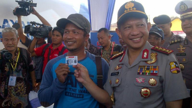 Kapolri Jenderal Pol Tito Karnavian kunjungi pos SIM gratis di Kampung Tambak Lorok, Semarang