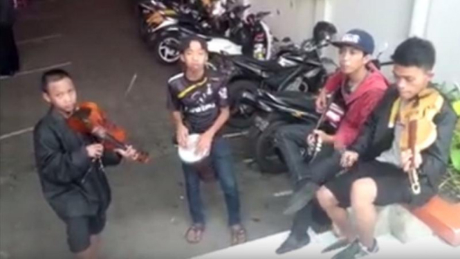 Pengamen cilik asal Kota Bandung Jawa Barat yang piawai memainkan musik orkestra.