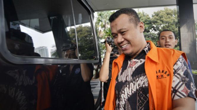 Bupati nonaktif Subang, Ojang Sohandi, meninggalkan Gedung KPK, Jakarta, Selasa (2/8).