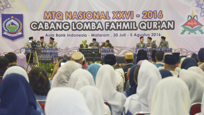 Sejumlah peserta mengikuti final MTQ Nasional ke-26 cabang Fahmil Quran (Cerdas Cermat) di Aula BI Mataram, NTB, Kamis (4/8).