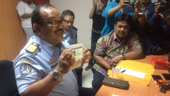 Kepala Imigrasi Bali menunjukkan identitas WNA yang bermasalah.