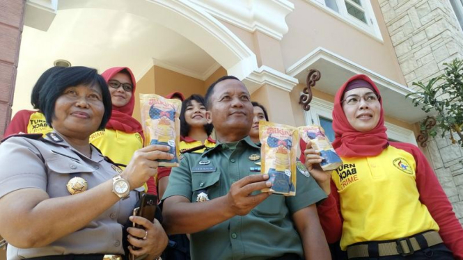 Petugas kepolisian dan TNI menunjukkan hasil penggerebekan mi Bikini