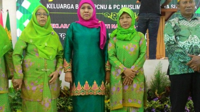 Menteri Sosial Khofifah Indar Parawansa (kerudung ungu)