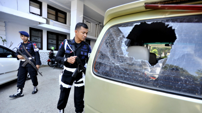 Personel Brimob Polda Sulselbar melakukan penjagaan di sekitar kantor Walikota Makassar pasca bentrokan antara Polisi dan Satpol PP di Kantor Wali Kota Makassar, Sulawesi Selatan, Minggu (7/8). 