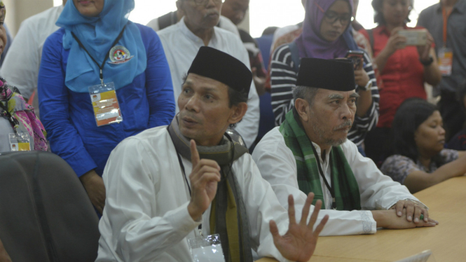 Ichsanuddin Noorsy dan Ahmad Daryoko saat mendaftarkan diri sebagai cagub-cawagub di kantor KPU DKI Jakarta, Jakarta, Minggu (7/8).