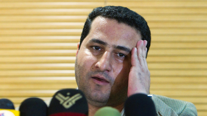 lmuwan Iran Shahram Amiri berbicara kepada jurnalis saat tiba di bandara Imam Khomini di Tehran, 15 Juli 2010.
