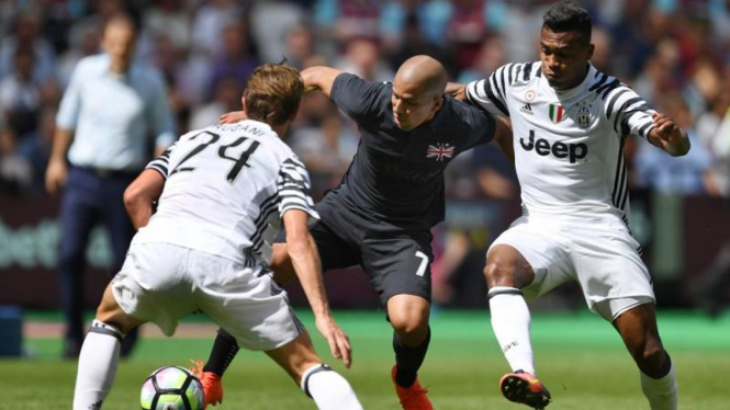 Pertandingan uji coba pramusim antara West Ham United kontra Juventus