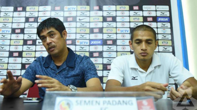 Pelatih Semen Padang, Nilmaizar (kiri), dan Hengki Ardiles.