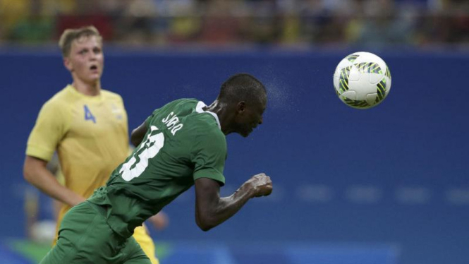 Penyerang Nigeria, Sadiq Umar mencetak gol ke gawang Swedia di Olimpiade 2016