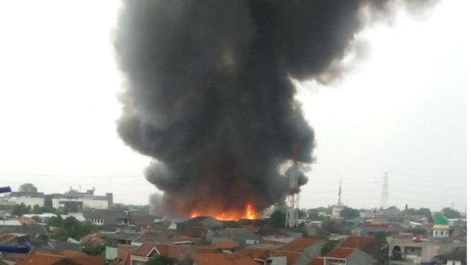 Kebakaran di permukiman warga di Pondok Bambu, Jakarta Timur