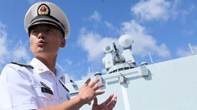Seorang perwira angkatan laut di atas kapal perang China