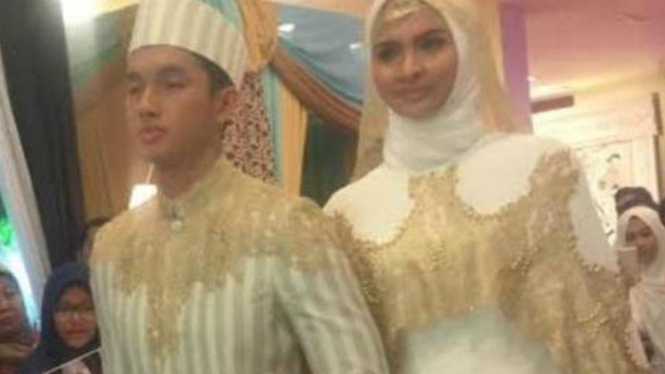 Busana pengantin hijab rancangan Ivan Gunawan 