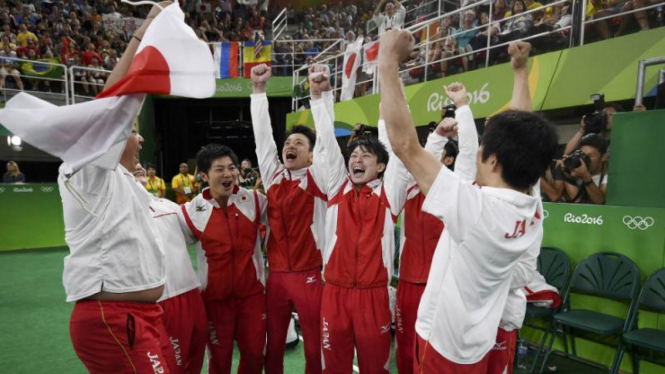 Tim gimnastik Jepang merayakan kemenangan di Olimpiade Rio 2016