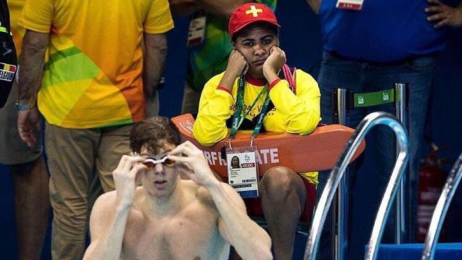 Foto pengawal renang di Olimpiade 2016 yang jadi bahan meme lucu di media sosial