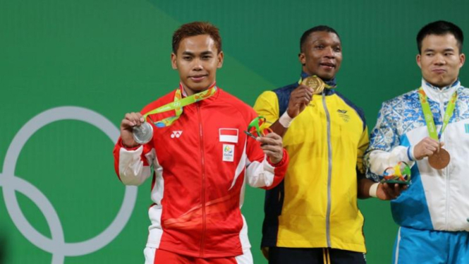 Eko Yuli Irawan (merah) meraih medali perak Olimpiade 2016