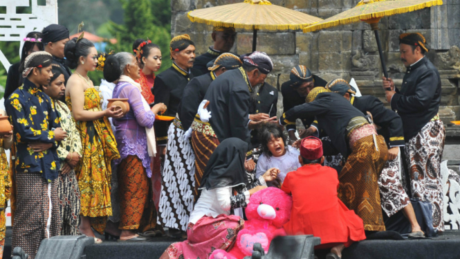 Tradisi Potong Rambut Gimbal di komplek Candi Pandawa kawasan dataran Tinggi Dieng, Batur, Banjarnegara, Jawa Tengah, Minggu (7/8).