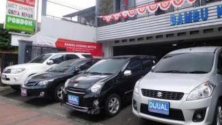 Cara Pedagang Bikin Kinclong Mobil Bekas