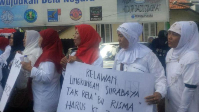 Warga gelar aksi minta Risma bertahan di Surabaya