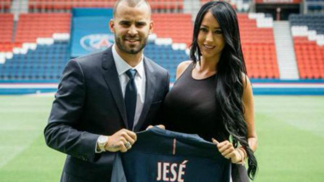Pemain PSG, Jese Rodriguez, dan kekasihnya, Aurah Ruiz .