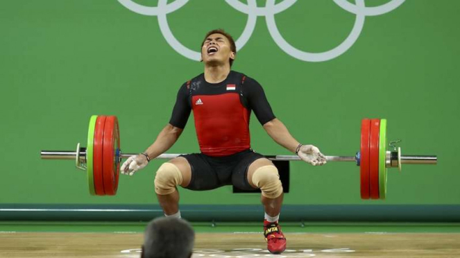 Atlet angkat besi Indonesia, Eko Yuli Irawan saat berlaga di Olimpiade Rio 2016