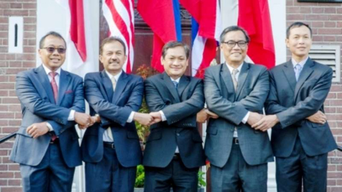 Duta Besar Indonesia, Wesaka Puja, (kiri) bersama sesama Dubes negara-negara ASEAN di Den Haag, Belanda.