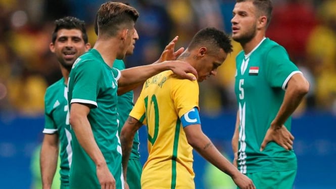 Striker Brasil, Neymar (tengah) saat menghadapi Irak