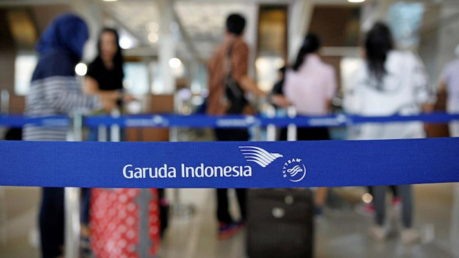 Calon penumpang Garuda Indonesia antre di Terminal 3 Bandara Soekarno-Hatta.