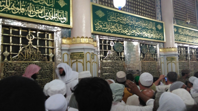 Jemaah berziarah ke makam Rasulullah SAW di Masjid Nabawi