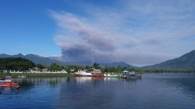 Penampakan abu vulkanik Gunung Dukono di Halmahera Utara, Maluku Utara, Kamis (11/8/2016). Abu vulkanik menyebabkan 12 desa terpapar.
