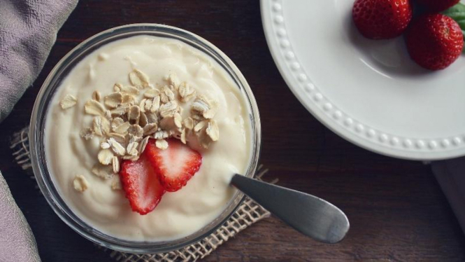 Ilustrasi Yoghurt. Bakteri probiotik biasanya terdapat dalam yoghurt.