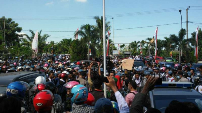 Aksi demo siswa dan guru di Makassar Sulawesi Selatan menuntut polisi menghukum berat siswa dan orang tua pelaku penganiayaan terhadap guru di SMKN 2 Makassar, Kamis (11/8/2016)