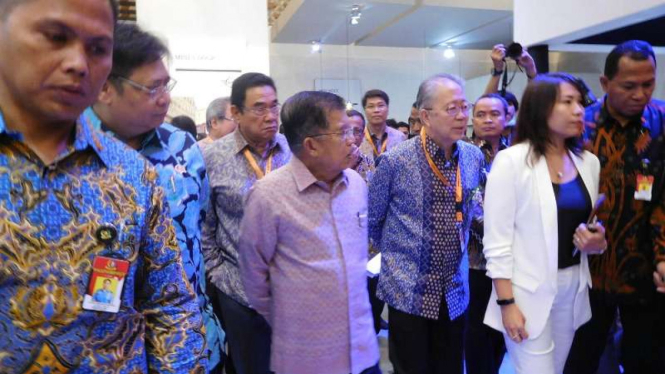 Wakil Presiden Jusuf Kalla saat melihat-lihat pameran GIIAS 2016.