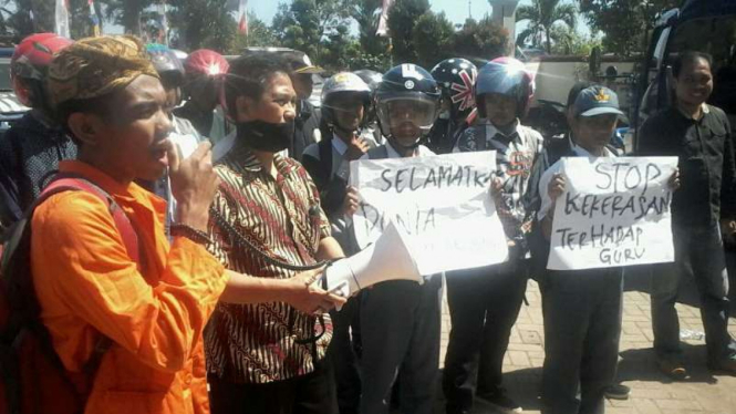 Unjuk rasa mengecam penganiayaan terhadap guru di Makassar, Sulawesi Selatan, kamis (11/8/2016)
