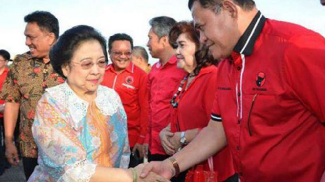 Hironimus Rompas Makagansa berjabat tangan dengan Ketum PDIP Megawati Soekarnoputri.