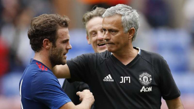 Juan Mata (kiri) dan Jose Mourinho (kanan)