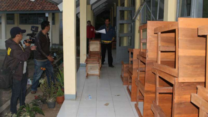 Ratusan meja dan kursi belajar di SMKN 14 Garut, Jawa Barat, ditarik pengusaha karena sekolah itu menunggak pembayaran pembelian pada Kamis, 11 Agustus 2016.