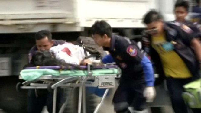 Petugas kesehatan membawa korban bom di Thailand.