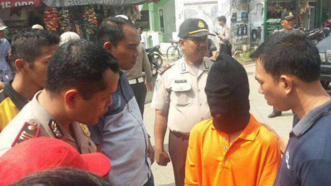 Polisi mengamankan tersangka yang membawa kabur gadis di bawah umur