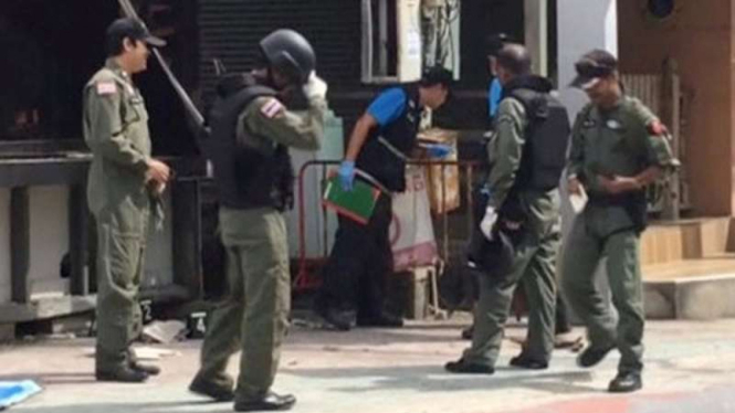 Polisi Thailand saat melakukan olah TKP ledakan di selatan Bangkok.