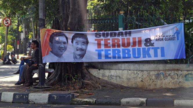 Spanduk dukungan untuk Ahok dan Djarot