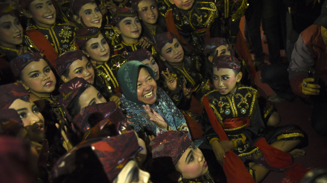 Ilustrasi/Risma menyapa penari remo saat Festival Tunjungan di Surabaya baru-baru ini