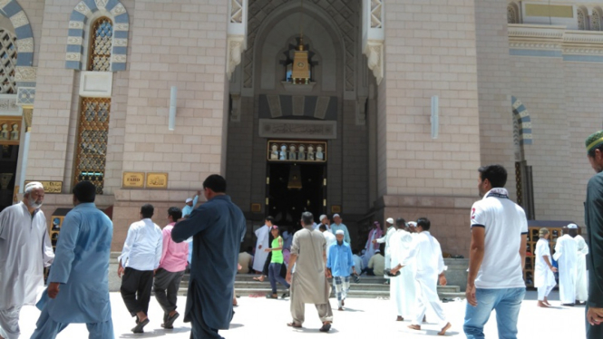 Suasana di Masjid Nabawi, Madinah.