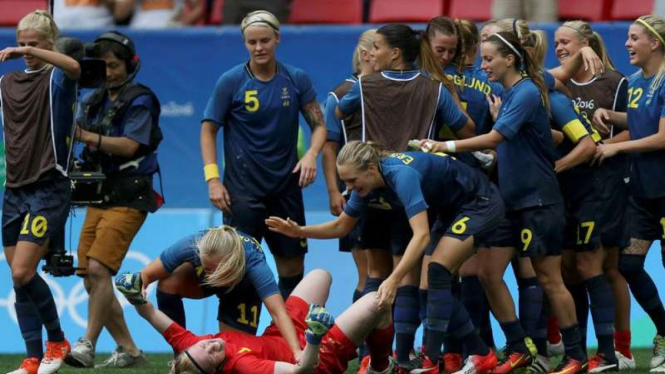 Pemain Swedia rayakan keberhasilan lolos ke semifinal Olimpiade
