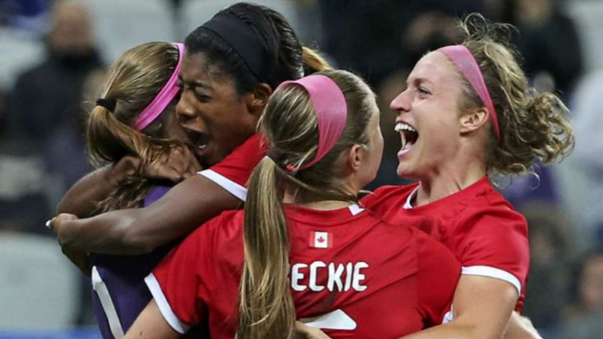 Para pemain timnas sepakbola wanita Kanada merayakan gol