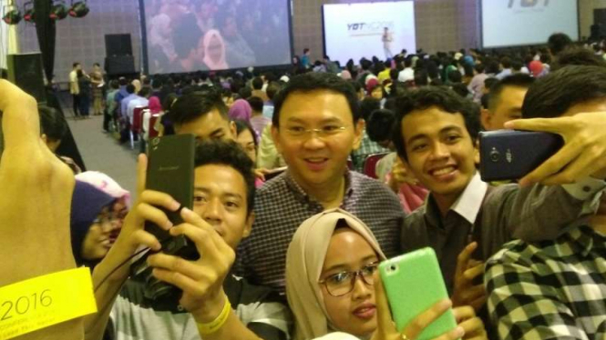 Gubernur DKI Jakarta Basuki T Purnama (Ahok), selfie bareng penggemar.