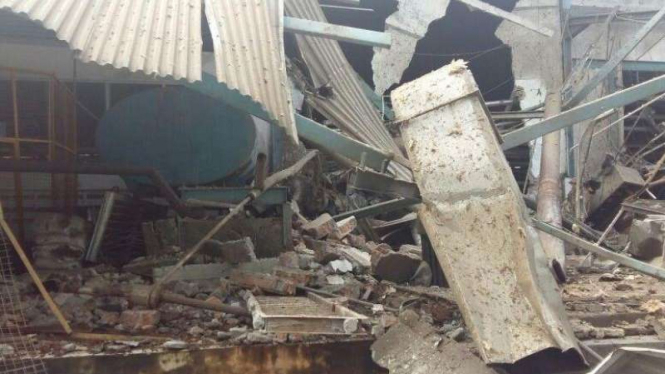 Kondisi bangunan rusak akibat ledakan di Kawasan Berikat Nusantara, Sabtu, 13 Agustus 2016.