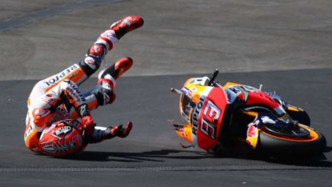 Pembalap Honda, Marc Marquez terjatuh.