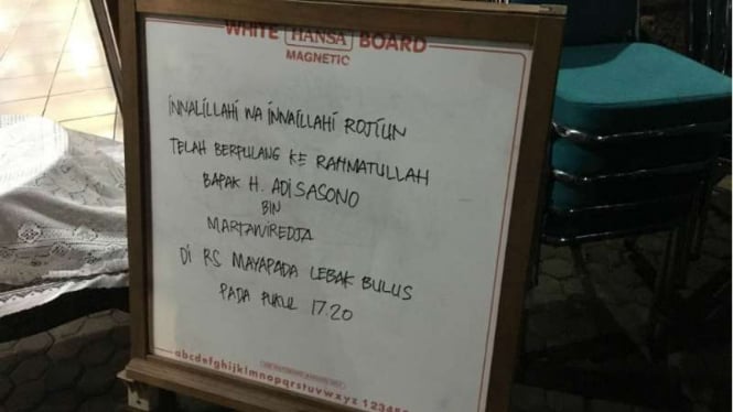 Suasana rumah duka Mantan Menteri Koperasi Adi Sasono di Pondok Labu, Jakarta. 