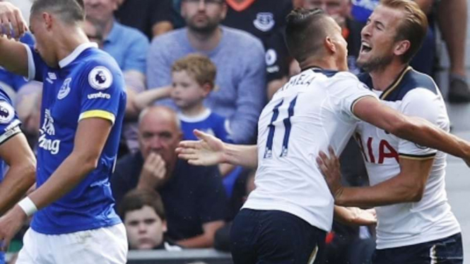 Gelandang Tottenham Hotspur, Erik Lamela rayakan gol bersama Harry Kane.