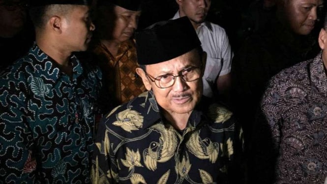 Presiden ke-3 RI, B.J. Habibie saat melayat mantan Menkop Adi Sasono